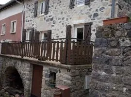 Maison en pierres au cœur d'un village Ardéchois