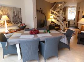 Anna Paula, in a beautiful quiet street, 2 king beds-2 bathrooms & private garage, apartment in Bruges