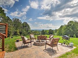 Family Retreat with Deck Near Appalachian Trail!, hótel í Berryville