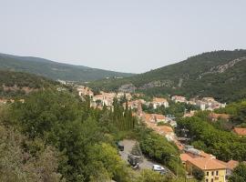 Joli studio de 26 m² avec véranda de 6 m² calme et vue sur montagne, hôtel à Amélie-les-Bains-Palalda près de : Casino d'Amélie-les-Bains