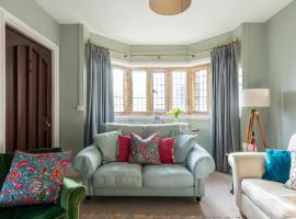 Plum Guide - The Manor Lodge, hotel a Sturminster Newton