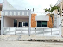 Casa con alberca en el centro de Puerto Progreso, beach hotel in Progreso