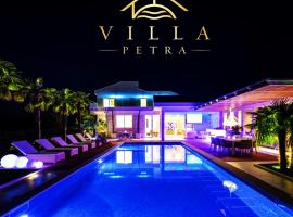 Villa Petra, Luxury Villa & Private Yacht Experience near Zrće Beach, Pag, hotel din Novalja