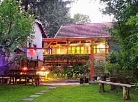 Lovely vacation house at river Tisza , Hangulatos nyaraló a szegedi Tisza - Maros toroknál, hotel em Szeged