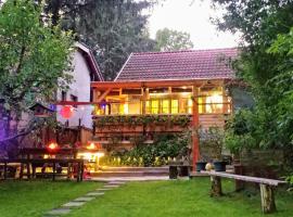 Lovely vacation house at river Tisza , Hangulatos nyaraló a szegedi Tisza - Maros toroknál，塞格德的小屋