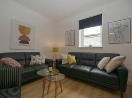 Town centre 4xbed 4xbath apartment, хотел в Елджин