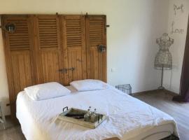 chambre d hôtes les trois châteaux piscine intérieure chauffée, Cama e café (B&B) em Notre-Dame-de-Riez