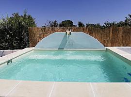 TERRA ROSSA casa di campagna con piscina 2 camere da letto, 4 pl, si animali da compagnia, hotel a Casarano
