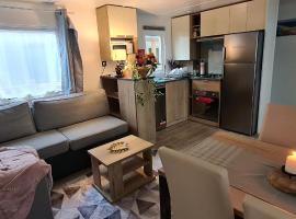 Mobilhome 2 ch,1 salon 40m2 de Charme dans camping ***, khu cắm trại ở Saint-Julien-en-Born