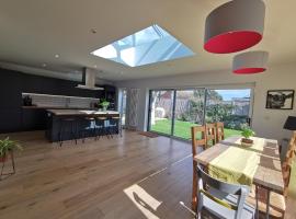 Iona 4 bed luxury in the heart of Bracklesham Bay, hotell i Chichester