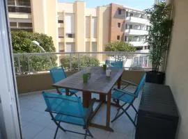 JOLI STUDIO AVEC TERRASSE PROCHE PLAGES