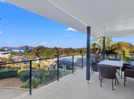 Island View Large Family Home Pool WI FI and Sweeping Views of Fingal, hotel i Fingal Bay