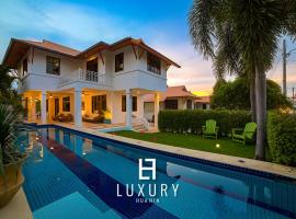 Pool villa with 4 Bedrooms walking distance to Beach! HV, location de vacances à Hua Hin