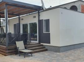 Pirovac Premium Luksuzni Mobile-Home on the beach 6 ležaja satelit tv wifi klima 2 x wc velika terasa full opremljena ljubimci dozvoljeni parkirno mjesto 10m do plaže pogodno za djecu mali obiteljski kamp 100m do centra mjesta แคมป์ในพิโรวัซ