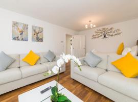 Greenfield's Oxlade Home - Modern 3 Bed room House, Langley, Slough, vacation home in Slough