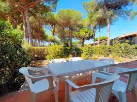 Amazing & Relaxing Villa by the sea with large garden，Santa Liberata的飯店
