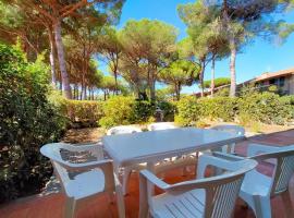 Amazing & Relaxing Villa by the sea with large garden, хотел в Santa Liberata