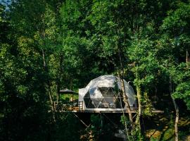 Wine Space Boutique Hotel & Glamping, hotel in Ambrolauri