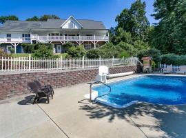 Brook Knoll · NEW! Beautiful Mtn Retreat w/Pool Near Asheville!, хотел в Weaverville