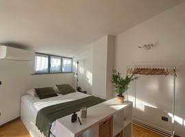 Charming studio next to Fiera with Terrace and parking, hotel sa Pero