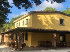 Timeless Holiday Home in Apecchio with Garden, villa i Apecchio