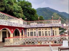 Zarin Palace Hotel, hotel with parking in Madyan