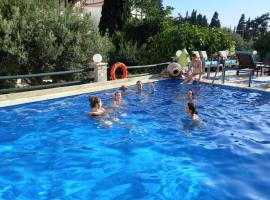 Villa Rena, hotell med basseng i Batsi