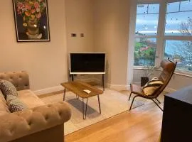 Spacious 1 bedroom apartment with sea views
