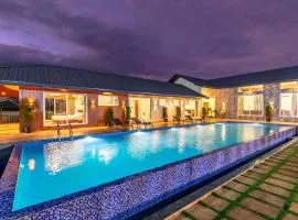 Ferias Vita by StayVista with Swimming pool & a Deck, Rainshower, Lawn with Gazebo