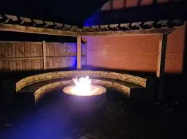 Detached luxury 5 bed house, lanscaped garden, fire pit, parking, can sleep families or workers