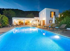 Villa in Ibiza Town, sleeps 11 - Can Monte, vakantiehuis in San Jose
