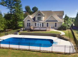 Mountain Shadows BRAND NEW Luxurious House with Heated Pool - Games - And More Near Asheville! โรงแรมที่มีที่จอดรถในLeicester