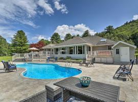 Riverside Retreat in Catskill Mountains with Pool, Hot Tub & Game Room: Starlight'ta bir otel