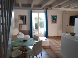 Joli studio indépendant avec jardin et piscine partagés โรงแรมที่มีที่จอดรถในArces-sur-Gironde