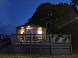 Foxwood Lodge Private Hot Tub Getaway, holiday home in Swarland