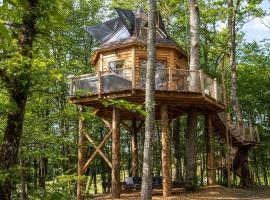 Cabanes dans les arbres avec spa Lot et Dordogne – domek górski 