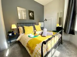 Trendy Stylish Apartment! - 5 Minute Walk to the Best Beach! - Great Location - Parking - Fast WiFi - Smart TV - Newly decorated - sleeps up to 6! Close to Bournemouth & Poole Town Centre & Sandbanks