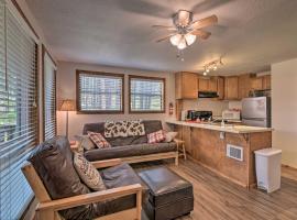 Angel Fire Mountainside Condo Less Than half Mi to Slopes, hotel i n&aelig;rheden af Angel Fire Airport - AXX, 