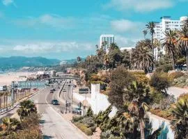 10 Cozy apartment heart of Santa Monica