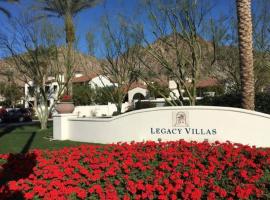 Luxurious Villa with Majestic Mountain View, 12 Pools, Spas, Ground Floor, cottage in La Quinta