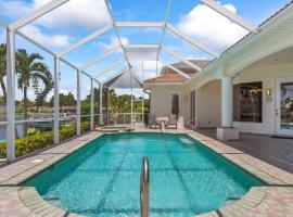 Cape Serenity- Luxury Waterfront Villa with Kayaks, haustierfreundliches Hotel in Cape Coral