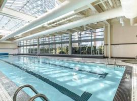 Lovely one-bedroom apartment with swiming pool, hot-tube and gym in central location, hotel near Pacific Central Station, Vancouver