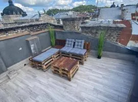 З оглядовою терасою на Львів вулиця Свободи 35