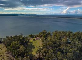 Peaceful & tucked away Wylah Cottage in Simpsons Bay on Bruny Island, hotel dengan parkir di Simpsons Bay