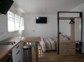 CHARMANT STUDIO DANS UNE MAISON NEUVE, hotel pentru familii din La Roche-sur-Yon