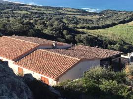 Villa in Sardinia Isola Rossa minutes from beaches, villa i Isola Rossa