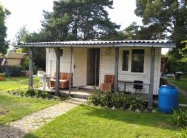 Renovated wooden cottage 300 meters from the beach, vakantiehuis in Ragaciems