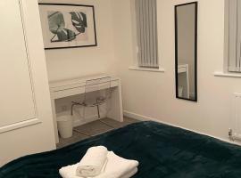 Lovely 2 bed house Cannock Driveway for 2 vehicles Perfect for contractors Business Travellers Short Stays Close to M54 M6 i54 A38 A5 McArthur Glen Designer Outlet, отель в Кэнноке