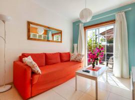 Remarkable 2-Bed House in Arona, hotell i Arona