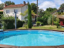 Beautiful Country House in Charente SW France, hotel in Saulgond